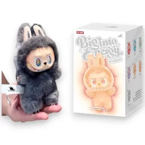 Figurka Labubu V3 big into energy v šedém plyšovém oblečku s oušky vedle originální krabičky Pop Mart – edice Big into Energy