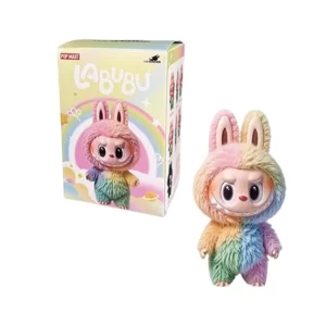 Roztomilá sběratelská figurka Labubu V4 v duhovém plyšovém oblečku